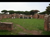 01212 ostia - regio ii - insula i - caserma dei vigili (ii,v,1-2) - blick ueber den hof zum caesareum - ri westen.jpg